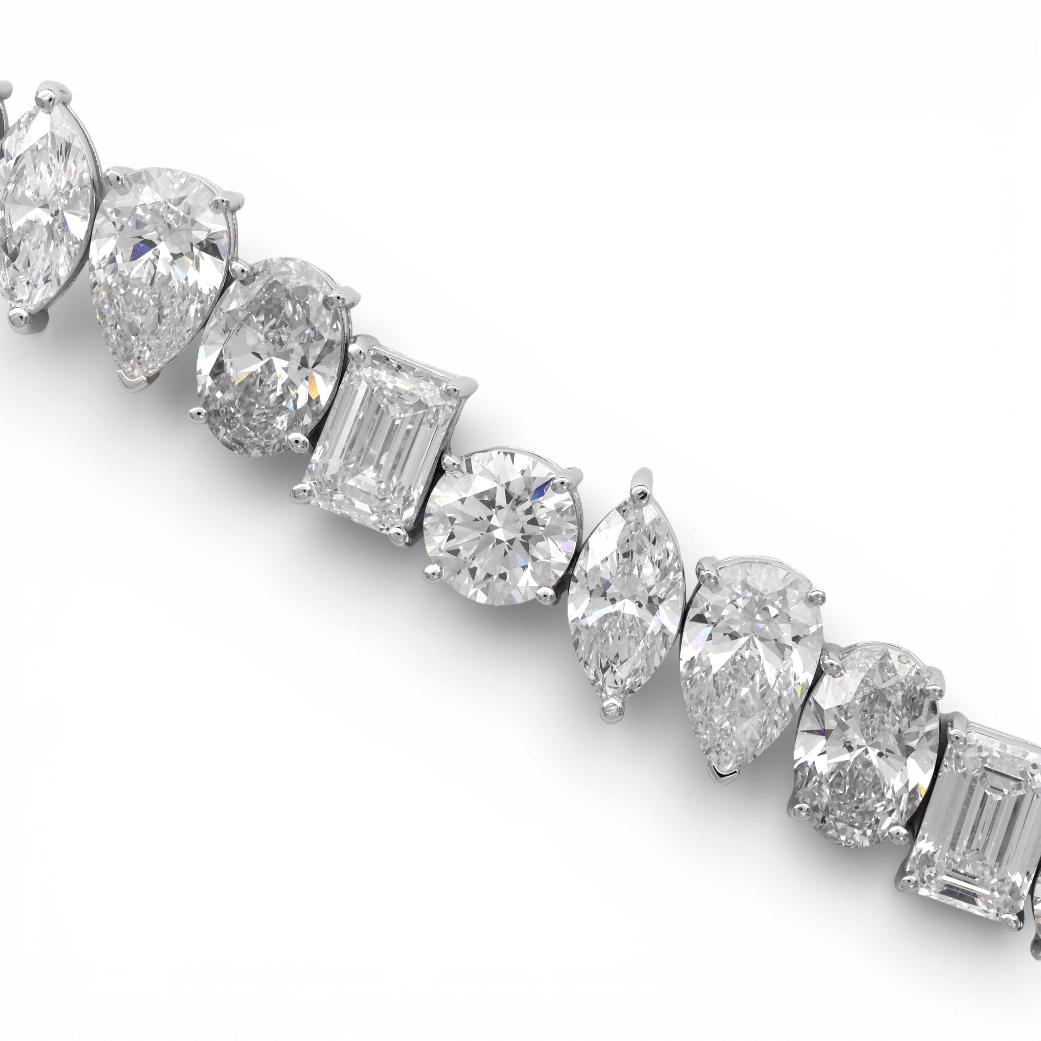 Pulsera de diamantes de laboratorio de oro blanco de 14K con varias formas y 26,00 quilates