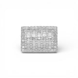 Anillo de oro blanco de 14K con diamantes tipo baguette en racimo rectangular abombado de 4,47 quilates